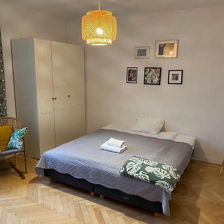 Slow Life Apartment Next To Metro Station Варшава Экстерьер фото
