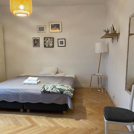 Slow Life Apartment Next To Metro Station Варшава Экстерьер фото